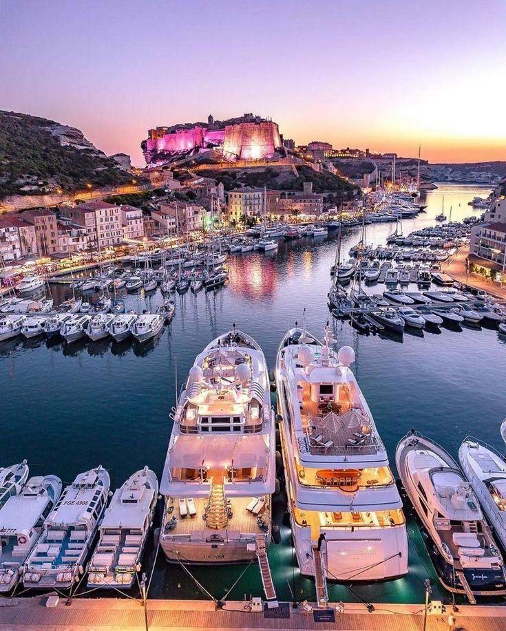 Ponton privé Euroyachts dans la marina Bonifacio Photo du ponton privé Euroyachts dans la marina Bonifacio