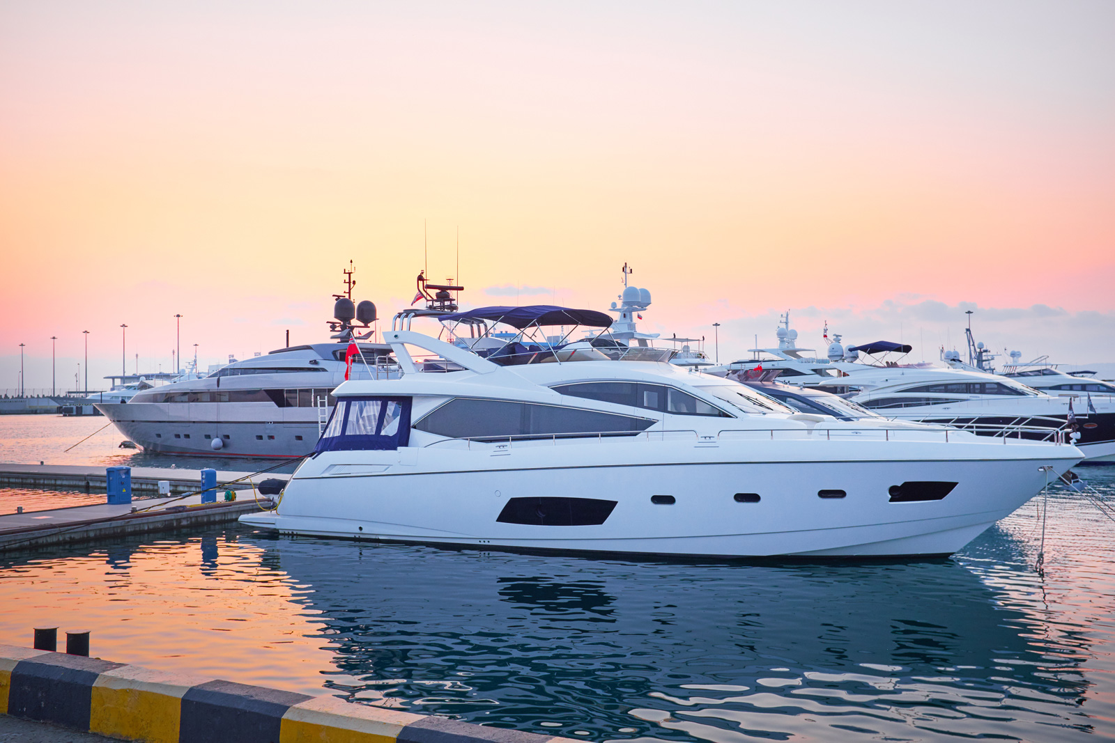 Photo d'un yacht euroyachts à quai pour illustrer la page yachts d'occasion