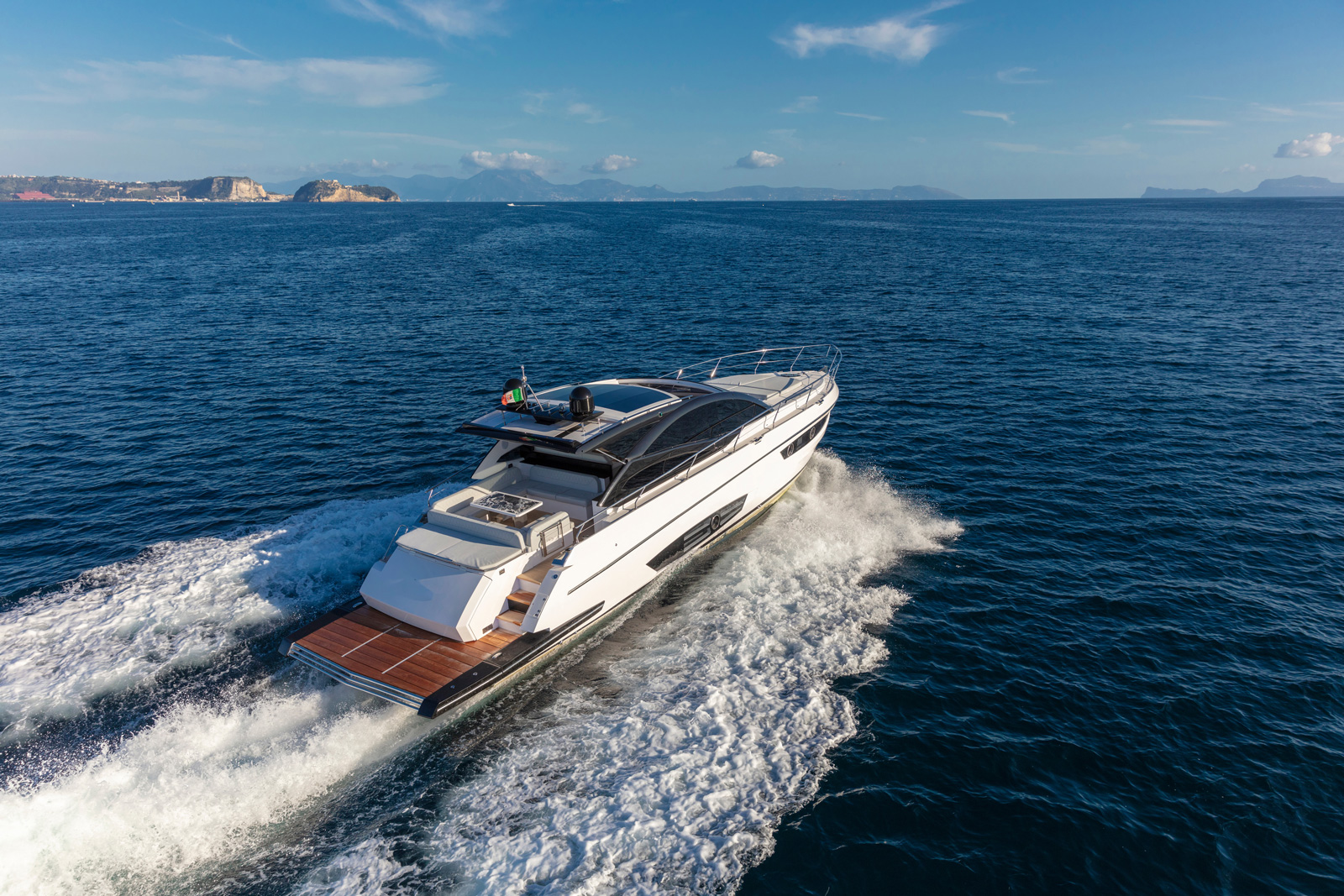 Photo d'un yacht euroyachts naviguant en pleine mer pour illustrer la page bateaux neufs