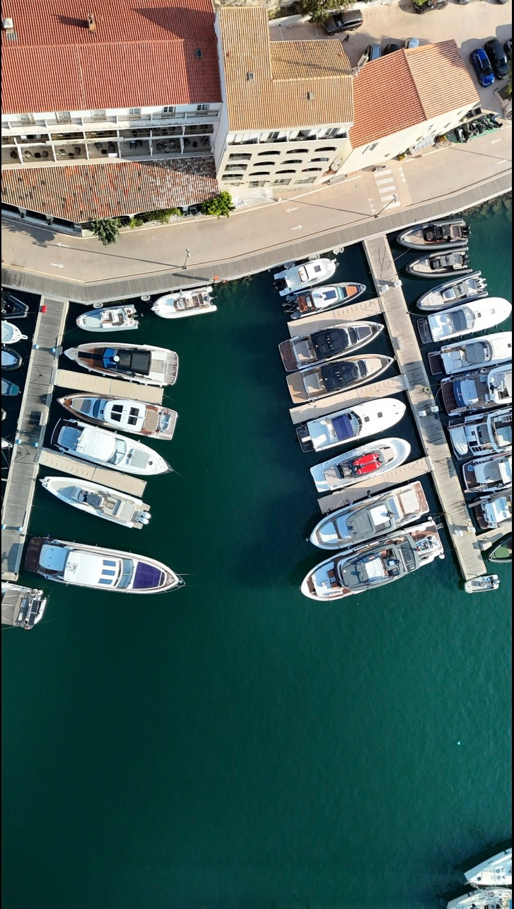 Pontons privatifs d’Euroyachts au sein de la Marina de Bonifacio Photo des pontons privatifs d'Euroyachts au sein de la Marina de Bonifacio