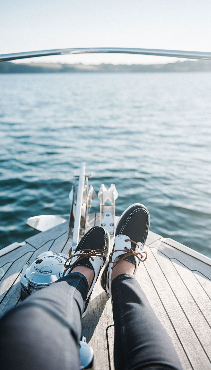 Photo de pieds sur le pont d'un yacht Euroyachts illustrant la section partenaires