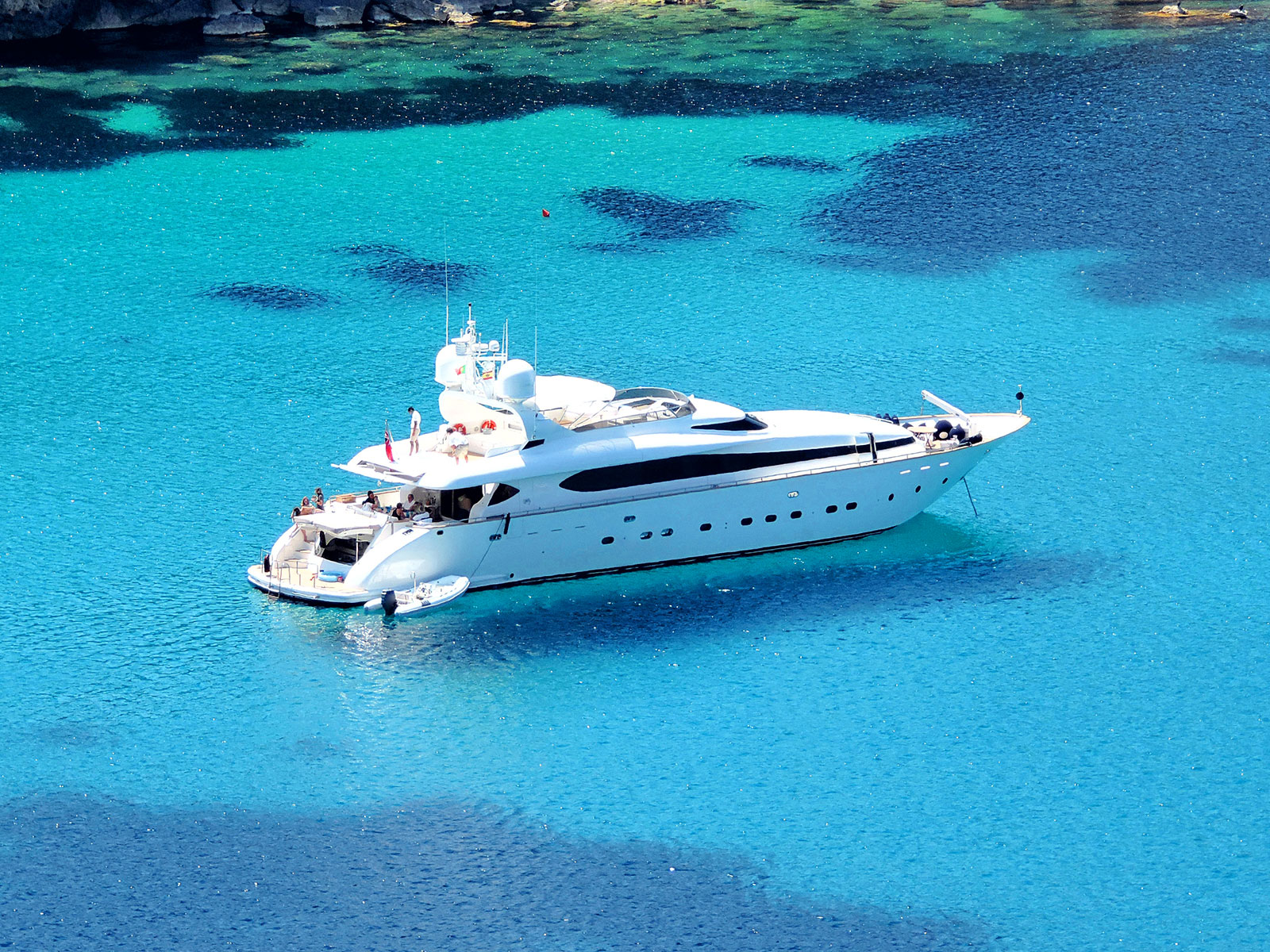 Photo d'un yacht Euroyachts amarré dans une crique